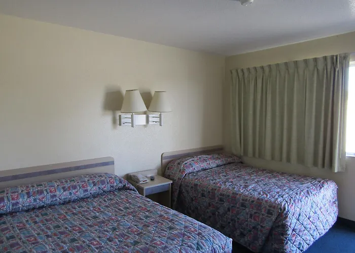 Econo Inn&suites Hotel