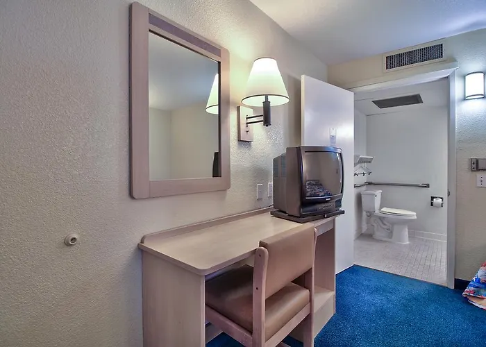 Econo Inn&suites Hotel