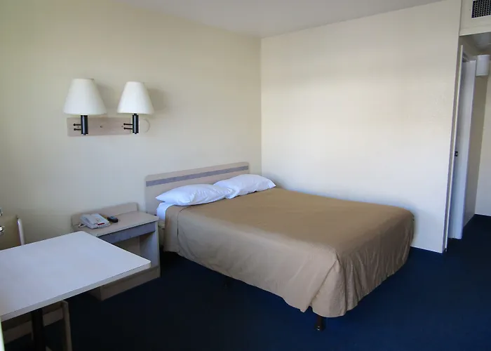Econo Inn&suites Hotel