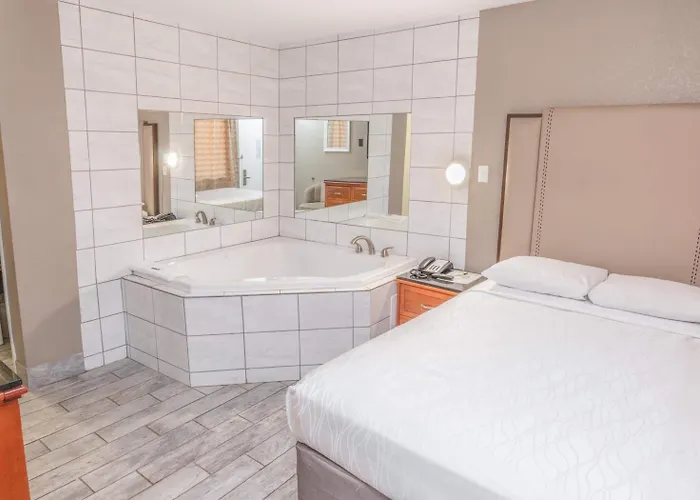 Econo Inn&suites Hotel 4*