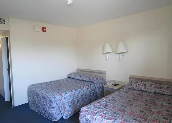 Econo Inn&suites Hotel
