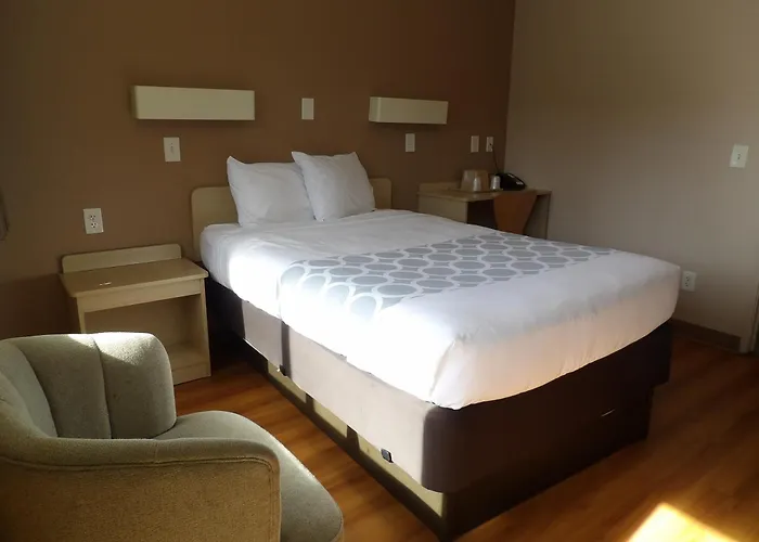 Econo Inn&suites Hotel 4*