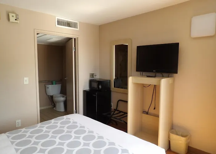 Econo Inn&suites Hotel 4*