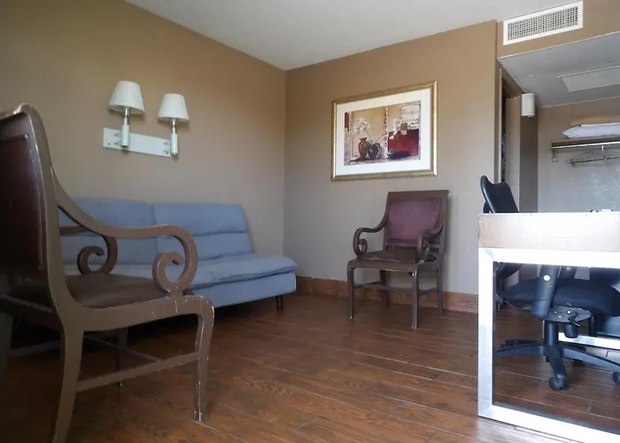 Hotel Econo Inn&suites 4*