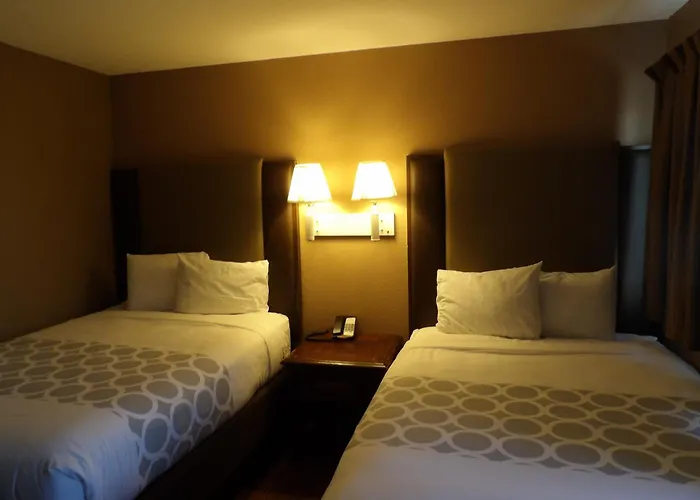 Econo Inn&suites Hotel 4*