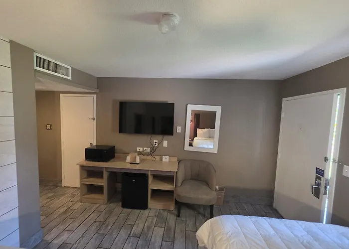 Econo Inn&suites Hotel