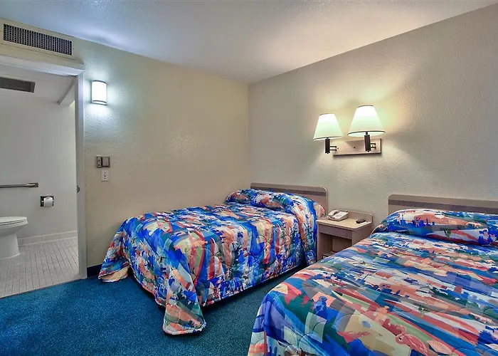Econo Inn&suites Hotel 4*