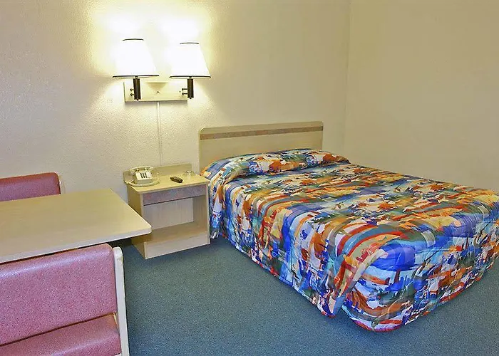 Econo Inn&suites Hotel